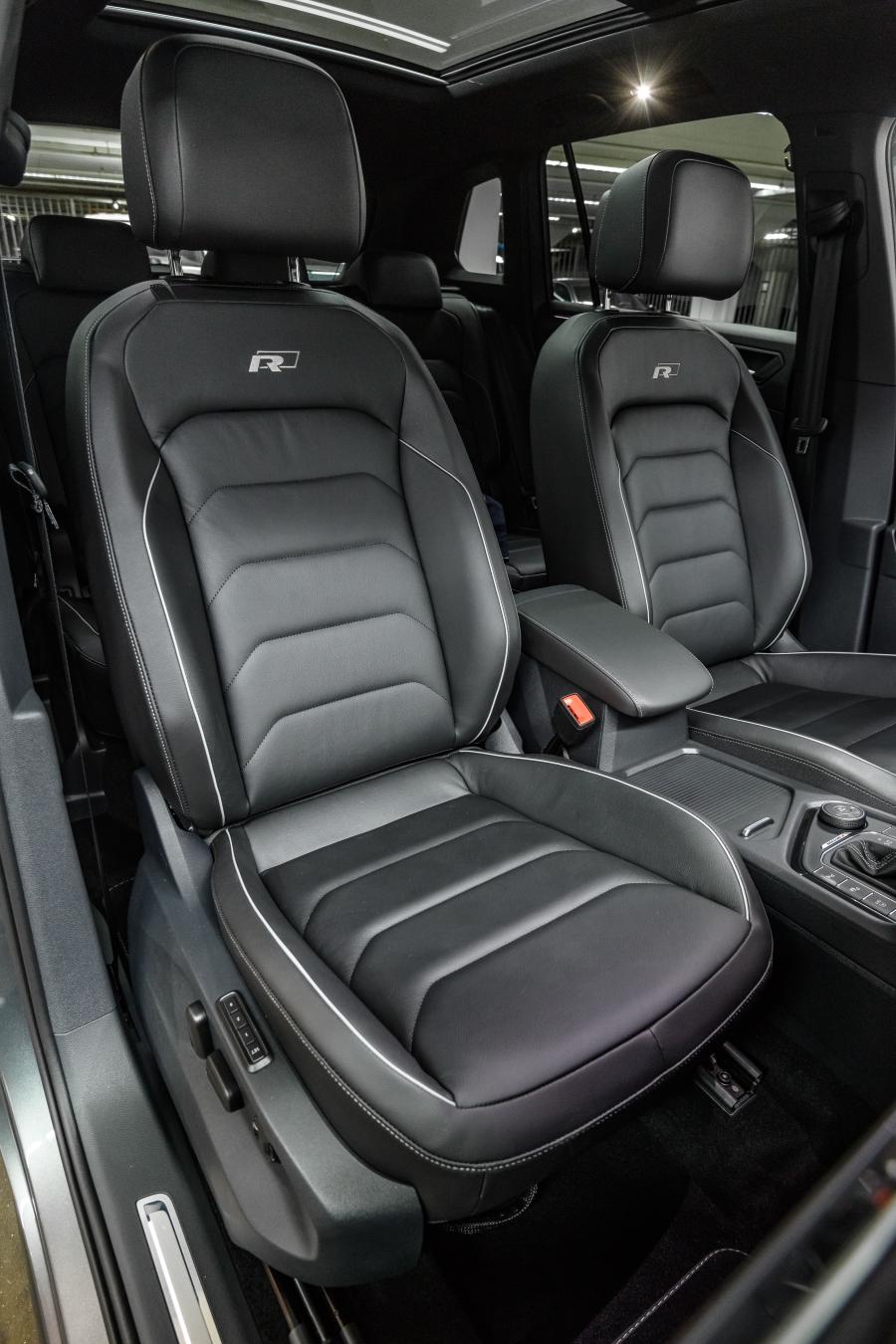 Интерьер Volkswagen Tiguan R-Line Black Style 2018 года  (WW) (фото 14 из 16)